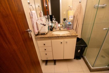 Apartamento à venda com 80m², 2 quartos e 2 vagasBanheiro quarto 2