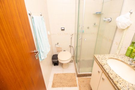 Apartamento à venda com 80m², 2 quartos e 2 vagasBanheiro quarto 1