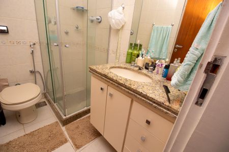 Apartamento à venda com 80m², 2 quartos e 2 vagasBanheiro quarto 1