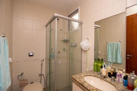 Apartamento à venda com 80m², 2 quartos e 2 vagasBanheiro quarto 1