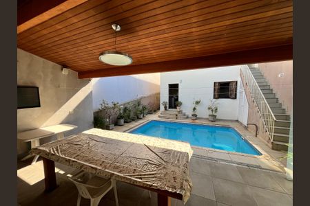 Casa à venda com 200m², 5 quartos e 2 vagasPiscina