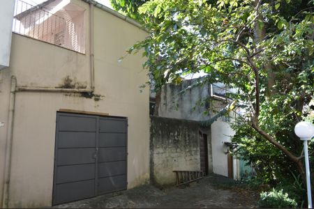Casa à venda com 220m², 3 quartos e 2 vagasFachada Fundos