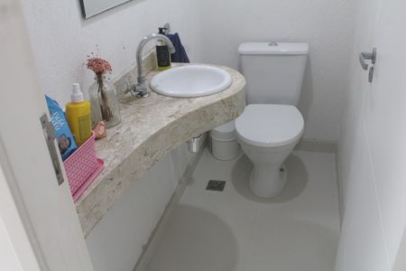 Casa de condomínio à venda com 200m², 3 quartos e 4 vagasLavabo