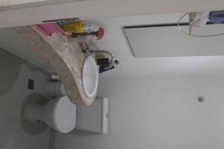 Casa de condomínio à venda com 200m², 3 quartos e 4 vagasLavabo