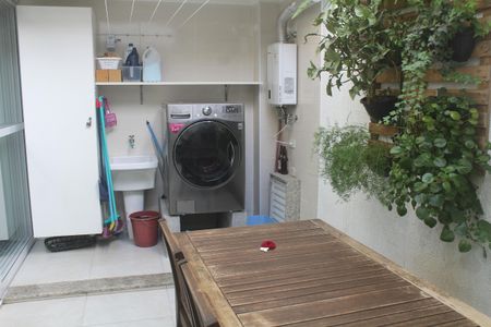 Casa de condomínio à venda com 200m², 3 quartos e 4 vagasÁrea de Serviço