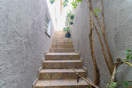 Casa à venda com 210m², 3 quartos e 2 vagasEscada de acesso