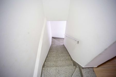 Casa à venda com 120m², 2 quartos e 2 vagasEscada