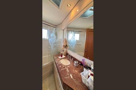 Apartamento à venda com 230m², 4 quartos e 5 vagas Apartamento à venda com 230m², 4 quartos e 5 vagasBanheiro da Suíte 1