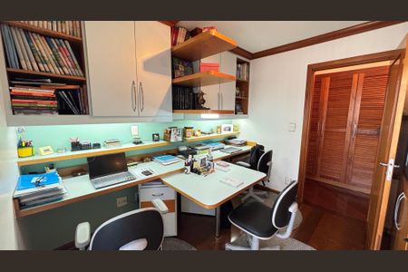 Apartamento à venda com 230m², 4 quartos e 5 vagas Apartamento à venda com 230m², 4 quartos e 5 vagasQuarto - Escritório