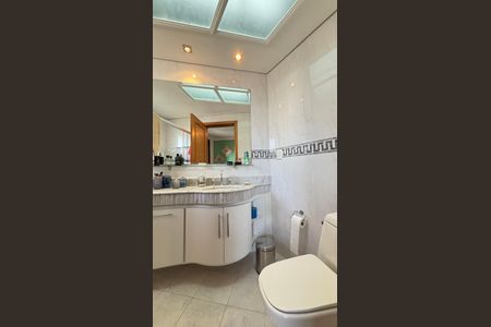 Apartamento à venda com 230m², 4 quartos e 5 vagas Apartamento à venda com 230m², 4 quartos e 5 vagasBanheiro da Suíte 2