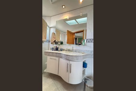 Apartamento à venda com 230m², 4 quartos e 5 vagas Apartamento à venda com 230m², 4 quartos e 5 vagasBanheiro da Suíte 2