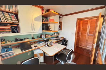 Apartamento à venda com 230m², 4 quartos e 5 vagas Apartamento à venda com 230m², 4 quartos e 5 vagasQuarto - Escritório