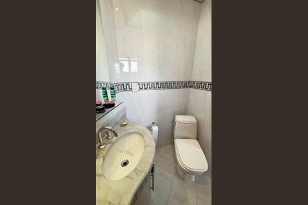 Apartamento à venda com 230m², 4 quartos e 5 vagas Apartamento à venda com 230m², 4 quartos e 5 vagasBanheiro da Suíte 2