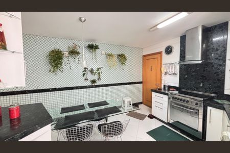 Apartamento à venda com 230m², 4 quartos e 5 vagas Apartamento à venda com 230m², 4 quartos e 5 vagasCozinha