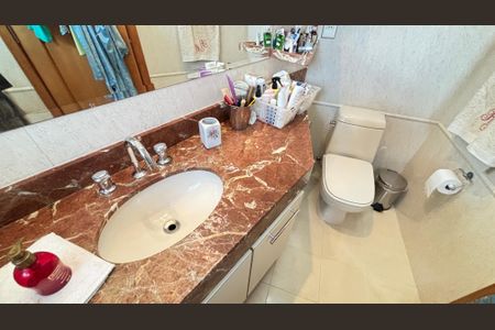 Apartamento à venda com 230m², 4 quartos e 5 vagas Apartamento à venda com 230m², 4 quartos e 5 vagasBanheiro da Suíte 1