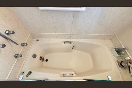 Apartamento à venda com 230m², 4 quartos e 5 vagas Apartamento à venda com 230m², 4 quartos e 5 vagasBanheiro da Suíte 1