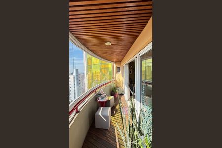 Apartamento à venda com 230m², 4 quartos e 5 vagas Apartamento à venda com 230m², 4 quartos e 5 vagasVaranda Sala