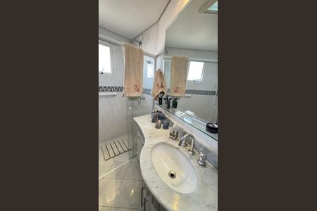 Apartamento à venda com 230m², 4 quartos e 5 vagas Apartamento à venda com 230m², 4 quartos e 5 vagasBanheiro da Suíte 2