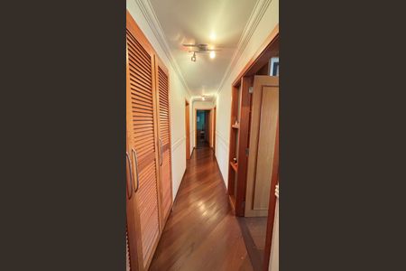 Apartamento à venda com 230m², 4 quartos e 5 vagas Apartamento à venda com 230m², 4 quartos e 5 vagasCorredor