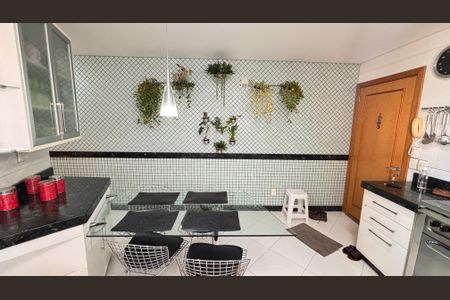 Apartamento à venda com 230m², 4 quartos e 5 vagas Apartamento à venda com 230m², 4 quartos e 5 vagasCozinha