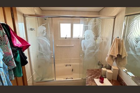 Apartamento à venda com 230m², 4 quartos e 5 vagas Apartamento à venda com 230m², 4 quartos e 5 vagasBanheiro da Suíte 1