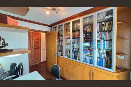 Apartamento à venda com 230m², 4 quartos e 5 vagas Apartamento à venda com 230m², 4 quartos e 5 vagasQuarto - Escritório