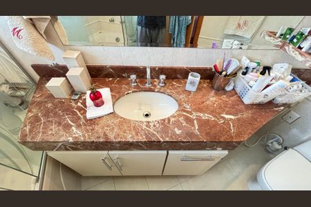 Apartamento à venda com 230m², 4 quartos e 5 vagas Apartamento à venda com 230m², 4 quartos e 5 vagasBanheiro da Suíte 1