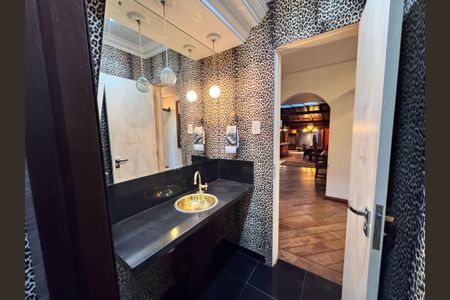 Casa à venda com 460m², 4 quartos e 5 vagas Casa à venda com 460m², 4 quartos e 5 vagasBanheiro 2