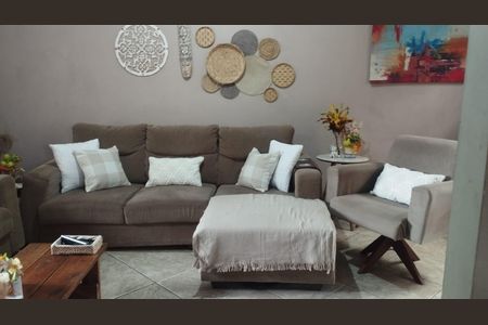 Casa à venda com 160m², 3 quartos e 3 vagas Casa à venda com 160m², 3 quartos e 3 vagasSala