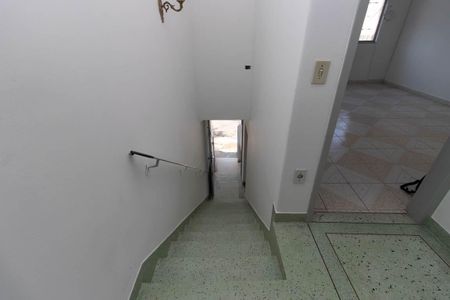 Casa à venda com 170m², 2 quartos e 2 vagas Casa à venda com 170m², 2 quartos e 2 vagasEscada