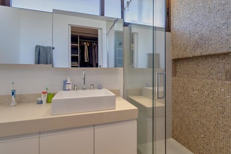 Casa de condomínio à venda com 630m², 4 quartos e 4 vagas