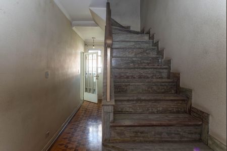 Casa à venda com 564m², 4 quartos e 16 vagas Casa à venda com 564m², 4 quartos e 16 vagasEscada
