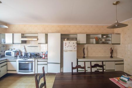 Casa à venda com 300m², 4 quartos e 6 vagas Casa à venda com 300m², 4 quartos e 6 vagasCozinha