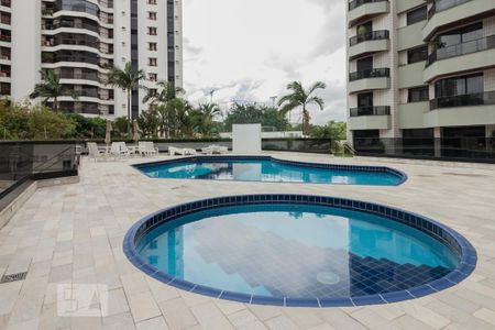 Apartamento à venda com 250m², 5 quartos e 5 vagas Apartamento à venda com 250m², 5 quartos e 5 vagasArea Comum - Piscina