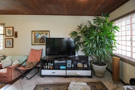 Casa à venda com 346m², 4 quartos e 3 vagas Casa à venda com 346m², 4 quartos e 3 vagasSala de TV