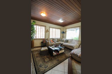 Casa à venda com 346m², 4 quartos e 3 vagas Casa à venda com 346m², 4 quartos e 3 vagasSala de TV