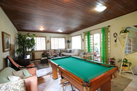 Casa à venda com 346m², 4 quartos e 3 vagas Casa à venda com 346m², 4 quartos e 3 vagasEspaço de Jogos