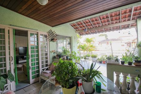 Casa à venda com 346m², 4 quartos e 3 vagas Casa à venda com 346m², 4 quartos e 3 vagas Descanso