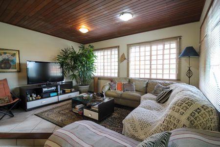 Casa à venda com 346m², 4 quartos e 3 vagas Casa à venda com 346m², 4 quartos e 3 vagasSala de TV