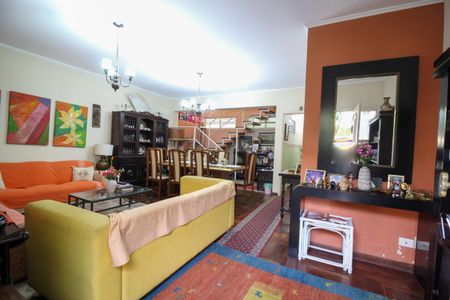 Casa à venda com 346m², 4 quartos e 3 vagas Casa à venda com 346m², 4 quartos e 3 vagasSaleta