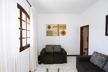 Casa à venda com 230m², 3 quartos e 2 vagasSala