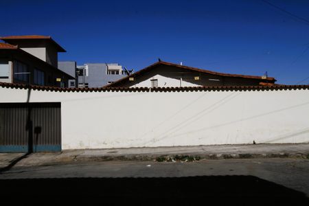 Casa à venda com 230m², 3 quartos e 2 vagasFachada