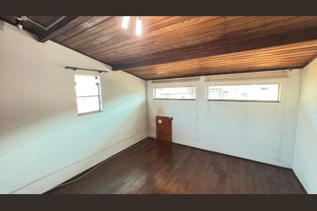 Casa à venda com 250m², 4 quartos e 6 vagas Casa à venda com 250m², 4 quartos e 6 vagasQuarto Sótão