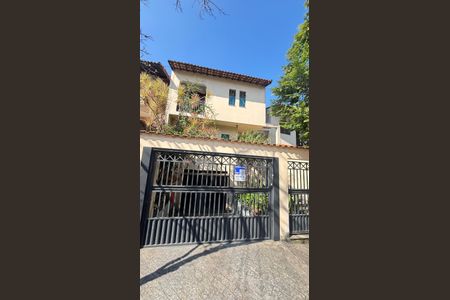 Casa à venda com 250m², 4 quartos e 6 vagas Casa à venda com 250m², 4 quartos e 6 vagasFachada