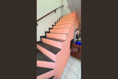 Casa à venda com 250m², 4 quartos e 6 vagas Casa à venda com 250m², 4 quartos e 6 vagasEscada