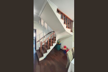 Casa à venda com 250m², 4 quartos e 6 vagas Casa à venda com 250m², 4 quartos e 6 vagasEscada