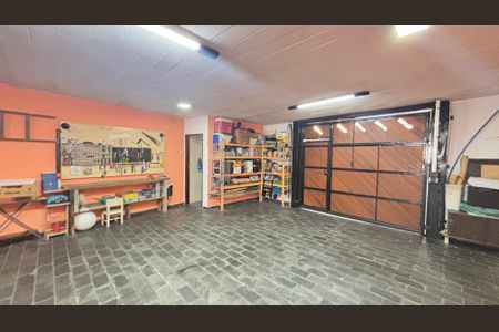 Casa à venda com 250m², 4 quartos e 6 vagas Casa à venda com 250m², 4 quartos e 6 vagasGaragem