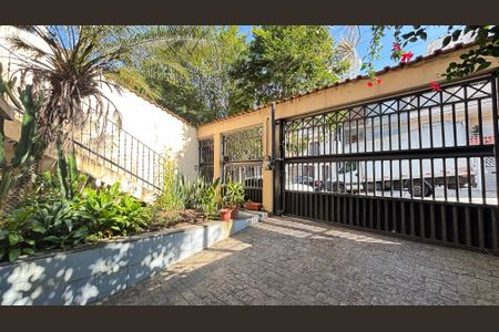 Casa à venda com 250m², 4 quartos e 6 vagas Casa à venda com 250m², 4 quartos e 6 vagasGaragem - Fachada