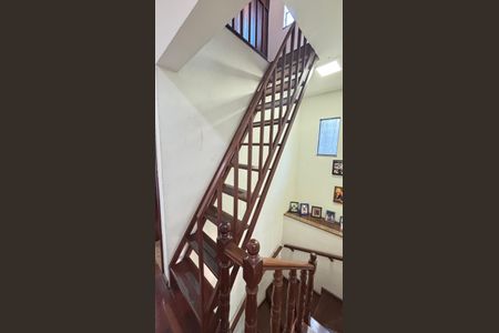 Casa à venda com 250m², 4 quartos e 6 vagas Casa à venda com 250m², 4 quartos e 6 vagasEscada Sótão