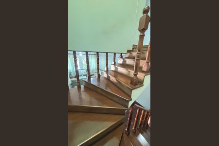 Casa à venda com 250m², 4 quartos e 6 vagas Casa à venda com 250m², 4 quartos e 6 vagasEscada